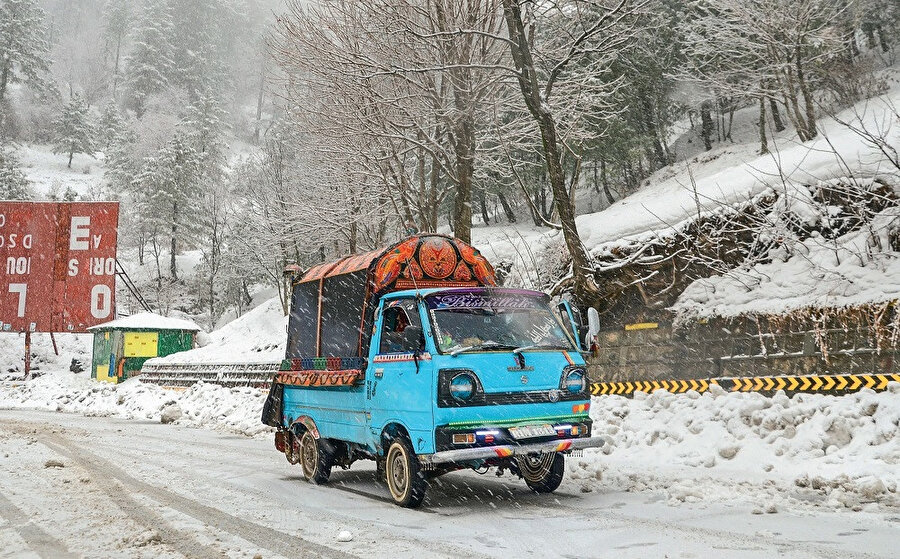Pakistanlılar, Mari’ye gelerek kar eğlencesinin bol bol tadını çıkartıyorlar.