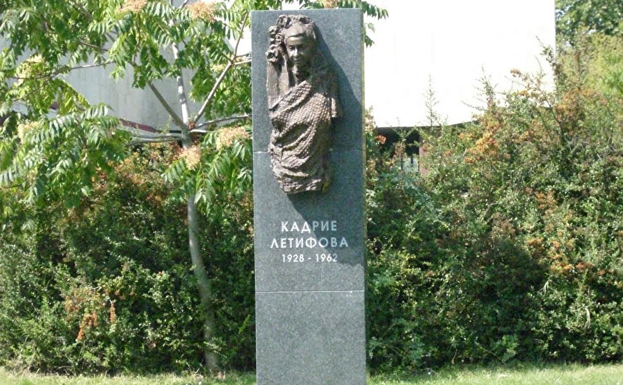 Kadriye Latifova'nın Kırcaali'deki heykeli.