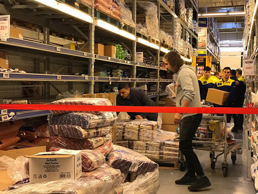 İstanbul'da marketlerde yoğunluk yaşanıyor.