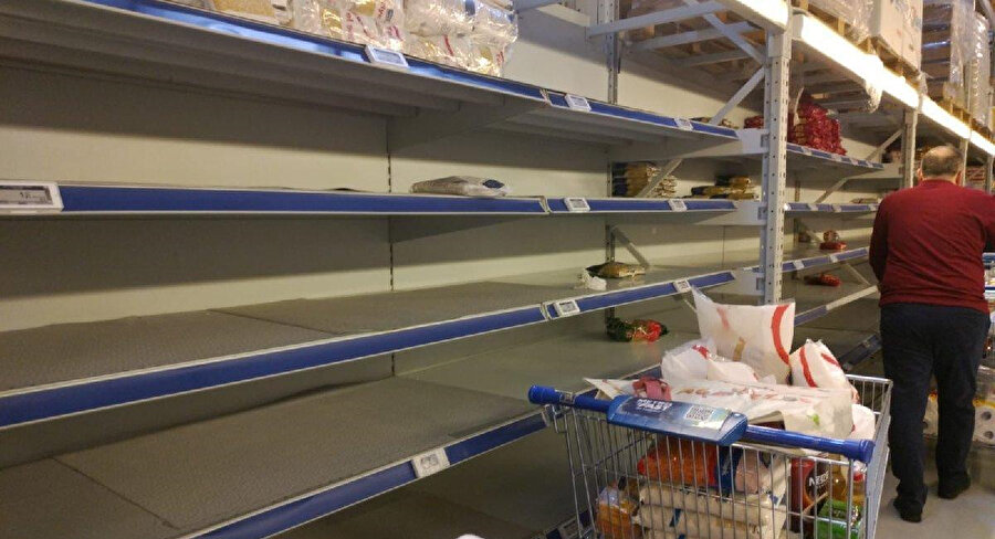 Koronavirüs sebebiyle boşalan market rafları- Arşiv