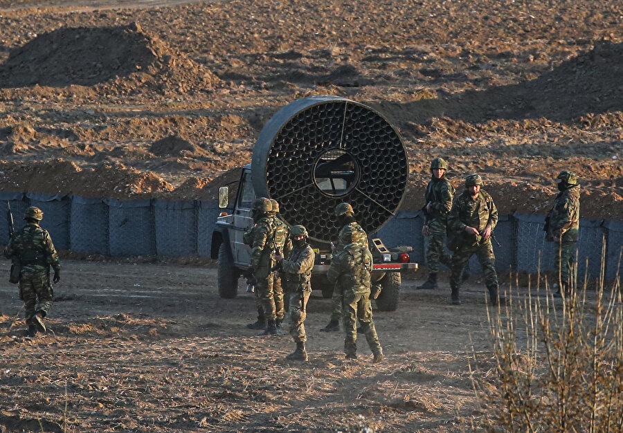 Yunanistan gaz bombalarının etkisini arttırmak için fan çalıştırıyor