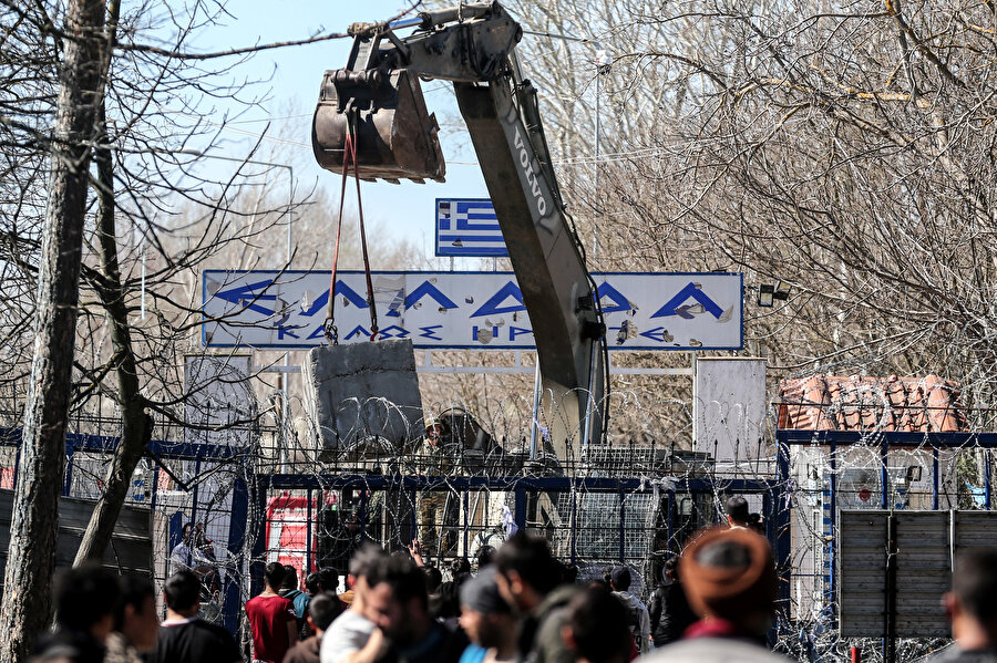 Yunanistan Kastanies sınır kapısına beton bloklar yerleştirdi