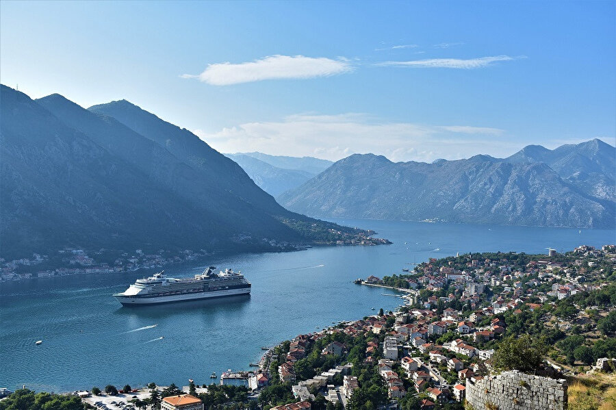 Kotor da tipik bir Avrupa, daha doğrusu Karadağ şehri.