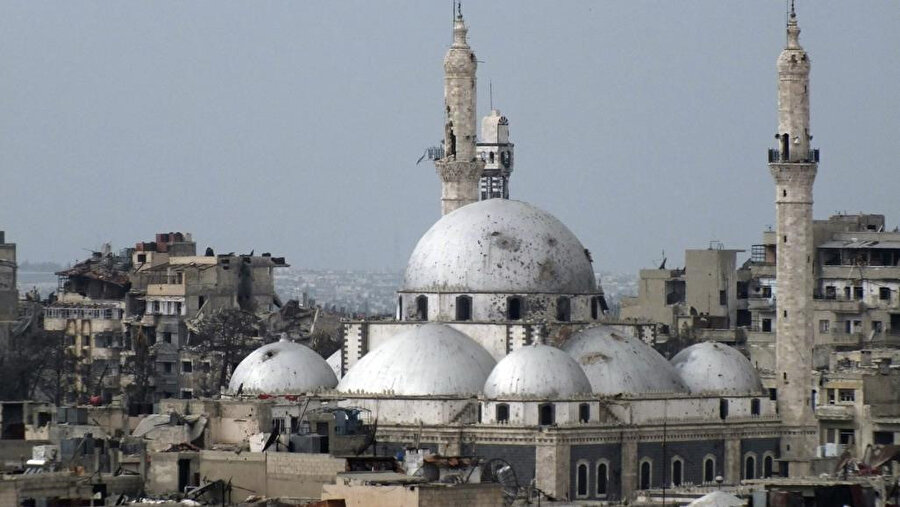 Suriye'nin Humus kentinde, Hâlid bin Velîd'in medfûn bulunduğu cami, 2011'den bu yana devam eden savaş nedeniyle ciddi zarar gördü.