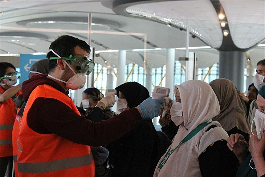Umreden dönenlere sağlık taraması yapılırken- Arşiv