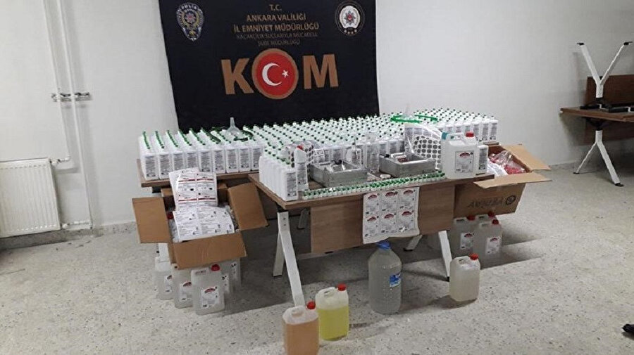 Polisin ele geçirdiği sahte dezenfektanlar -İHA