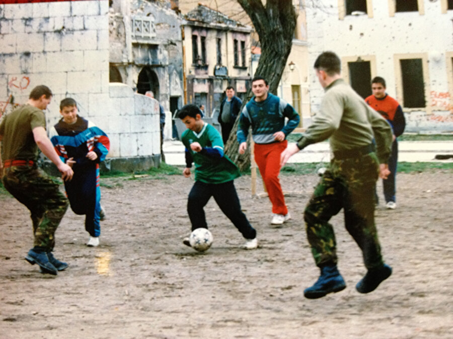 "Savaşı unutun, hadi futbol oynayalım" (Vic Ferguson, Mart 1996, Mostar)