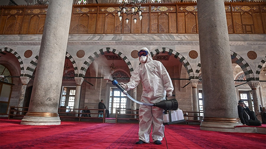 İslam dünyasının dört bir yanında camiler ve mescitler dezenfekte ediliyor.