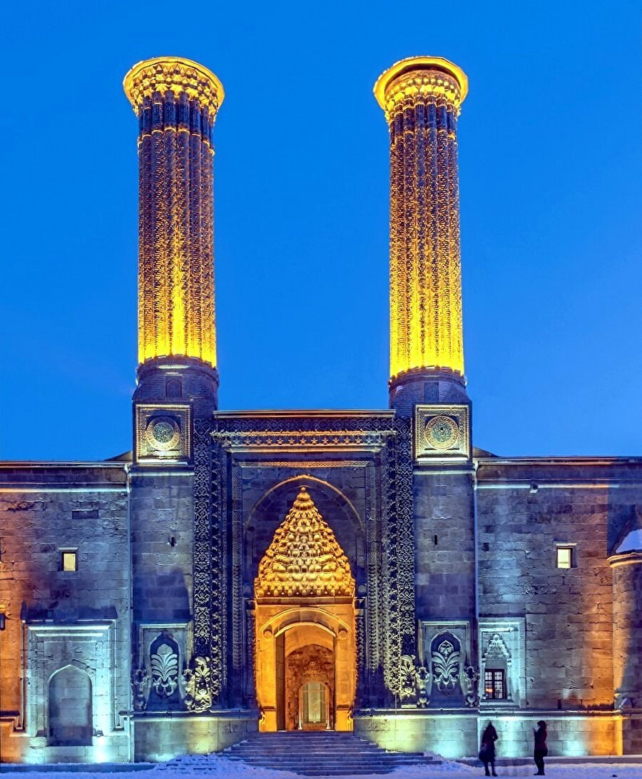 Çifte Minareli Medrese