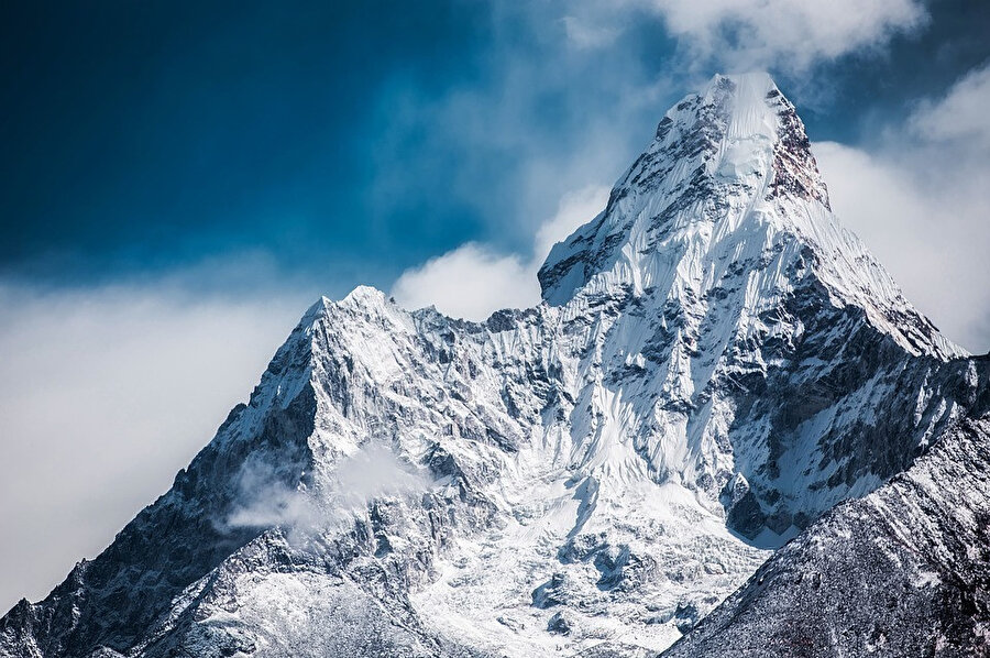 Everest Dağı, dünyanın en yüksek dağıdır ve Çin-Nepal sınırı üzerinde yer alır.