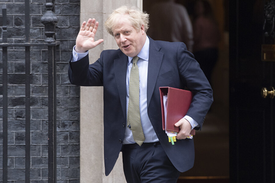 İngiltere Başbakanı Boris Johnson konutunun önünde görünüyor.
