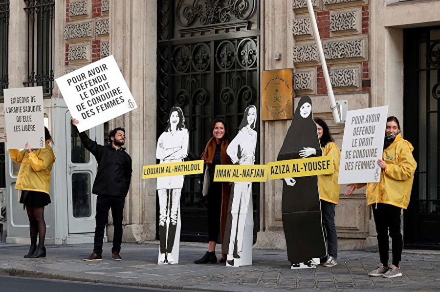 Paris'teki Suudi Arabistan Büyükelçiliği önünde hapse atılan Suudi kadın aktivistlerin salıverilmesi için protesto gösterisi düzenleyen eylemciler. 