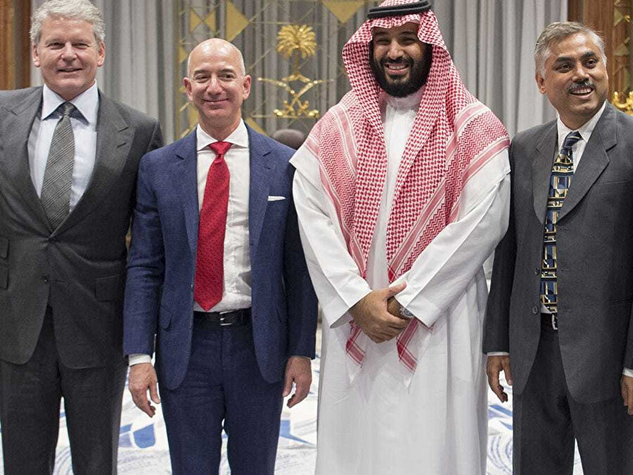 Muhammed bin Selman, aralarında Jeff Bezos'un da yer aldığı bir grup iş adamıyla.