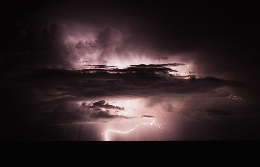 Köyün ileri gelen ihtiyarları dokuz ay önce düşen yıldırımların tanrılardan bir işaret olduğunu düşünmüşlerdi.