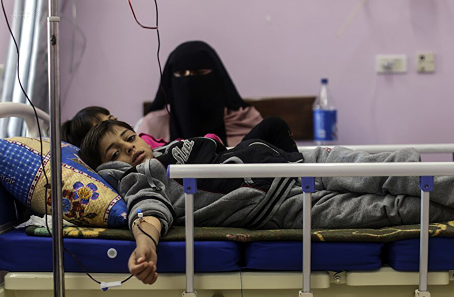 Gazze'de bulunan bir hastanede aynı yatakta kanser tedavisi gören çocuklar.