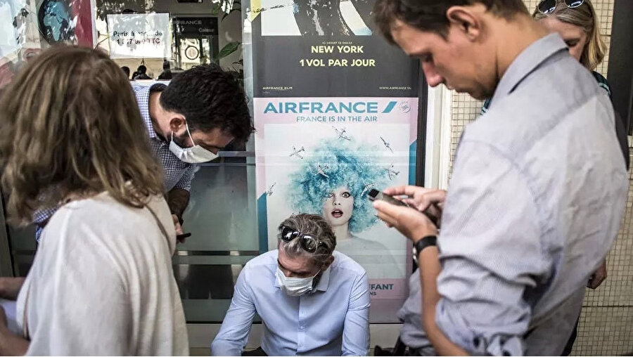 Dakar'da Air France önünde salgın nedeniyle bekleyen insanlar