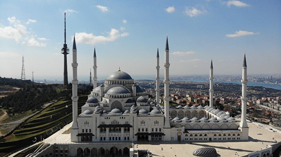 Camiler cuma namazında koronavirüs nedeniyle boş kaldı