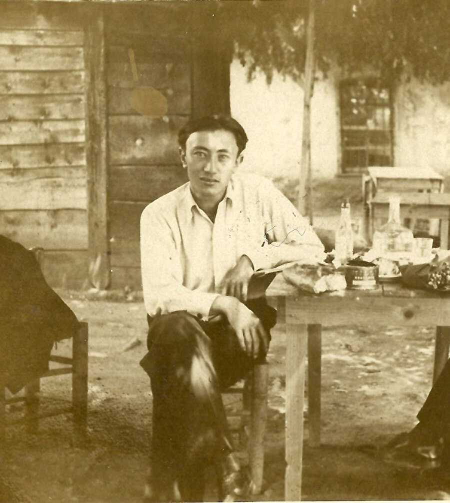 Genç üzüldü. Üzülebilen bir insandı zaten. Yine de “Benim de.” demedi, diyemedi. Gülümsedi onun yerine. Çöktü o da.