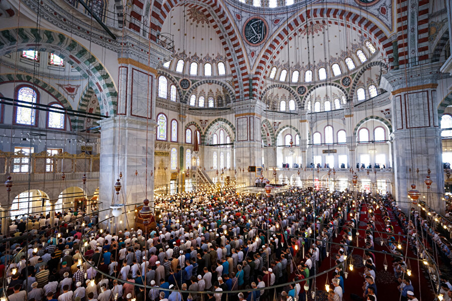 Camide namaz kılan cemaat- Arşiv