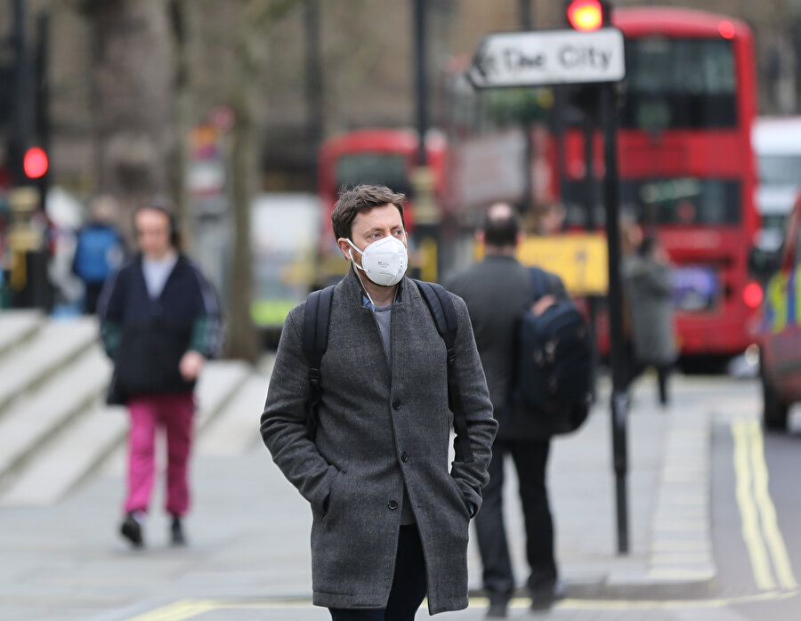 Londra'da maske takan bir vatandaş böyle görüntülenmişti.