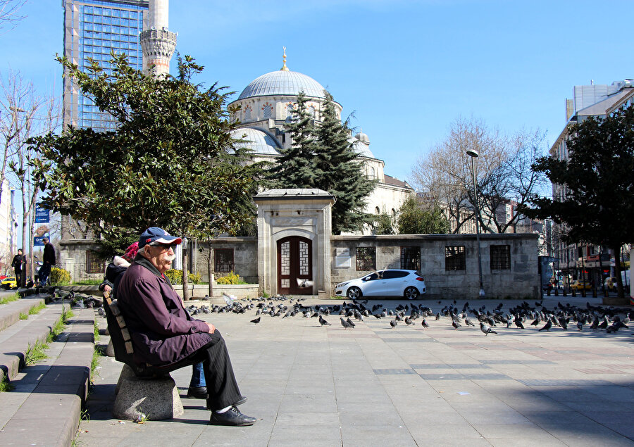 Uyarılara rağmen bugün İstanbul'da yaşlıların dışarda olduğu görülmüştü