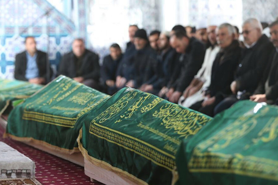 Koronavirusten Olenler Ceset Torbasi Ile Defnedilecek