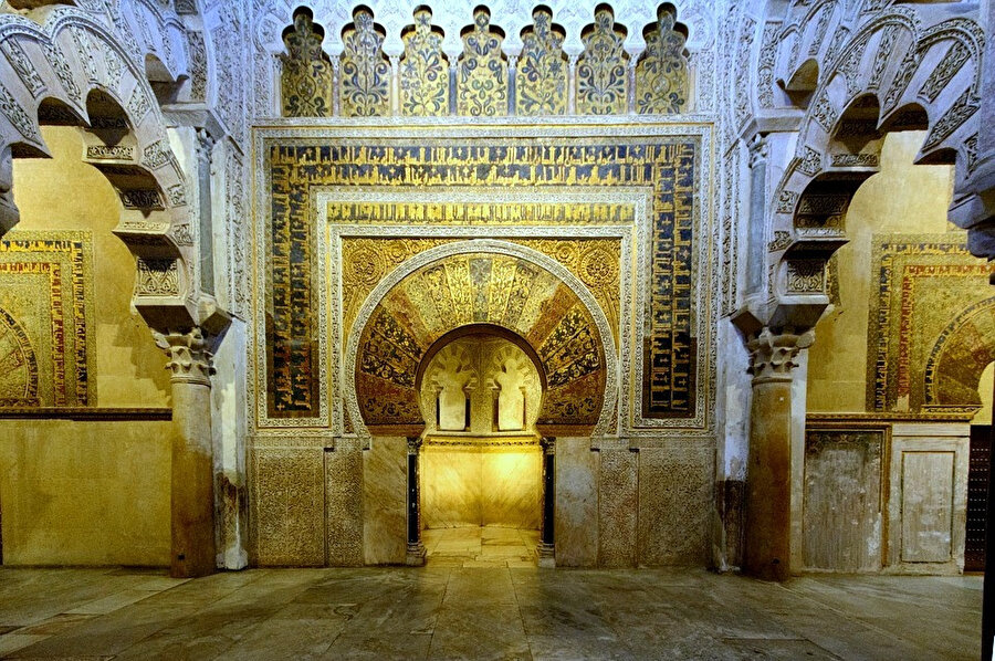  Uzun süre Endülüs Emevileri'nin egemenliğinde kalan şehirde en önemli mimari eser, İspanyollar tarafından "Mezquita" olarak adlandırılan Kurtuba Camisi'dir.