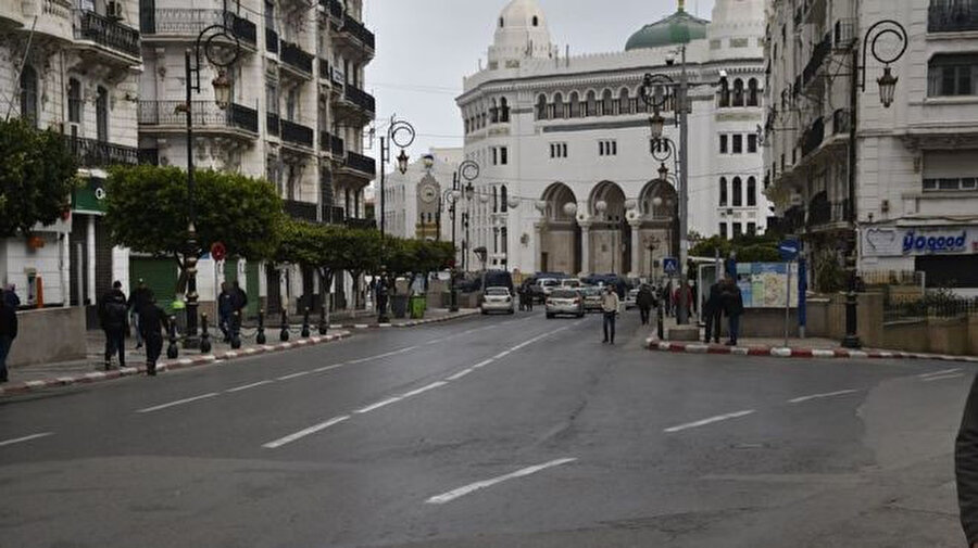 Cezayir sokaklarındaki hareketlilik büyük ölçüde azaldı.