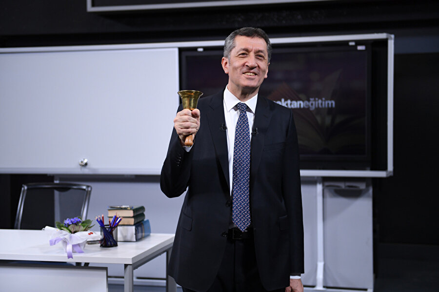 Milli Eğitim Bakanı Ziya Selçuk uzaktan eğitimde ilk ders zilini çaldı
