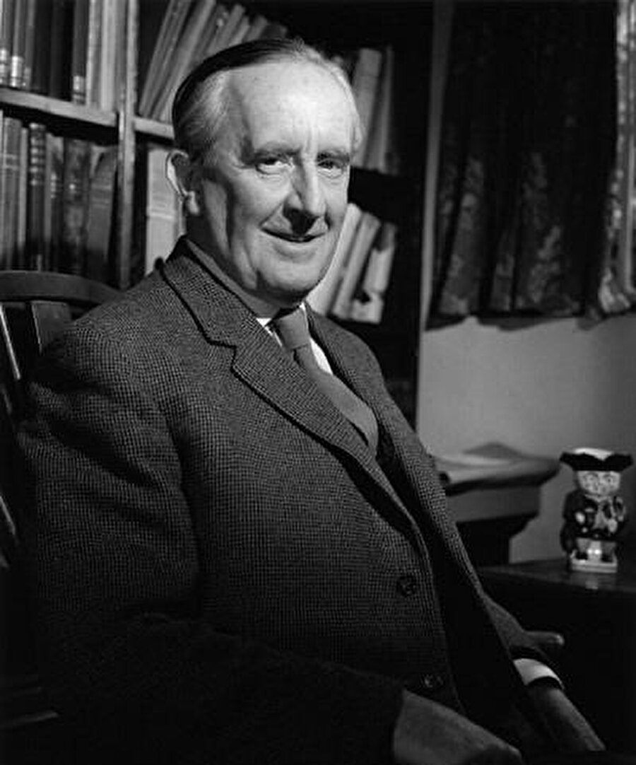 Çoğu Tolkien okuru kitaplara Hobbit ile başlanması gerektiğini söyler. 