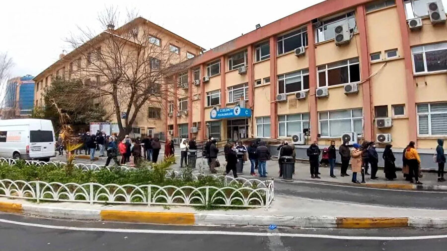 İstanbul'da koronavirüs testi yaptırmak isteyenler hastane önünde uzun kuyruk oluşturdu