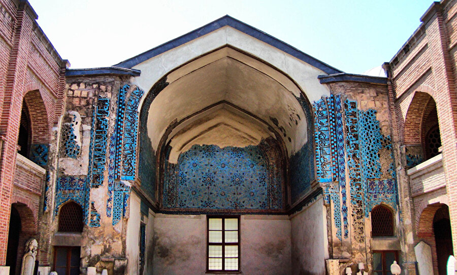 Konya’da yer alan Sırçalı Medrese’nin zengin sırlı tuğla ve mozaik çinili süslemelerinden ayrıntılar.