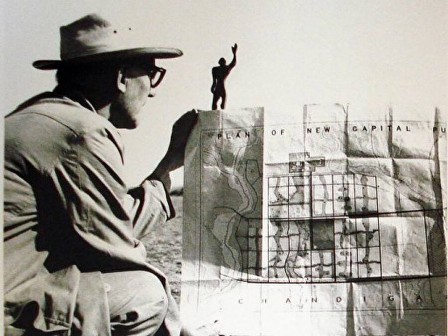 Le Corbusier Şandigar şehrinin şantiyesinde, 1950'ler.