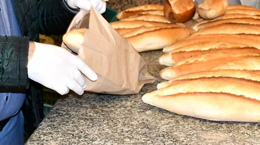 Kağıt kesede ekmek satışı yapılırken