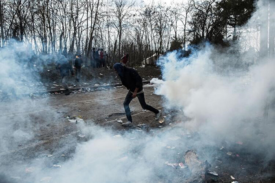 Yunanistan tarafından gaz bombaları atılıyor