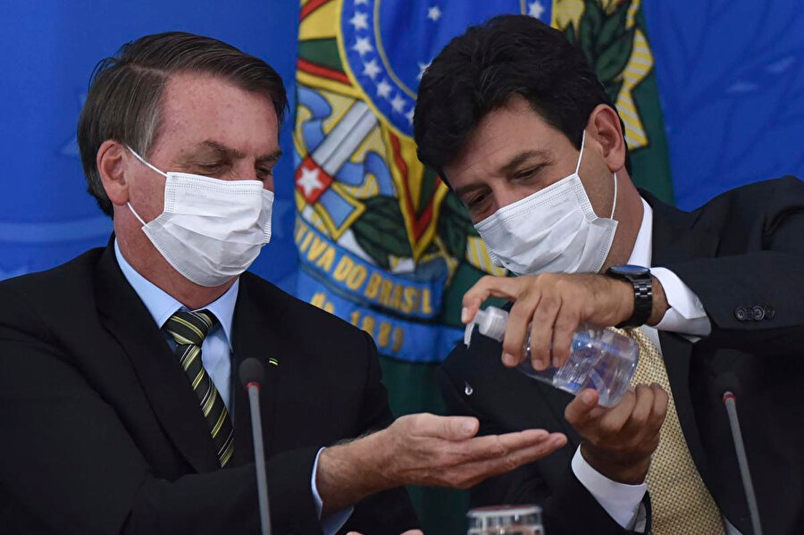 Bolsonaro, salgınla ilgili tepki çeken açıklamalar yapıyor
