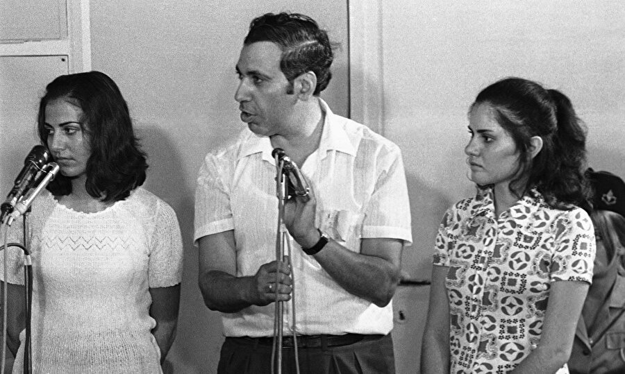 Theresa Halsa, (sağda), ve kardeşi Rima Tannous, (solda), 14 Ağustos 1972'deki mahkemede 40 yıl müebbet hapis cezası yüzlerine okunurken görülüyor.