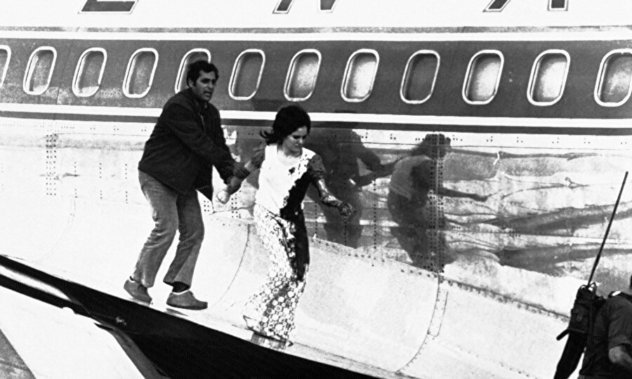 Theresa Halsa, Sabina uçağından bir İsrailli tarafından indirilirken görülüyor. Tel Aviv Uluslararası Havalimanı, 9 Mayıs 1972.