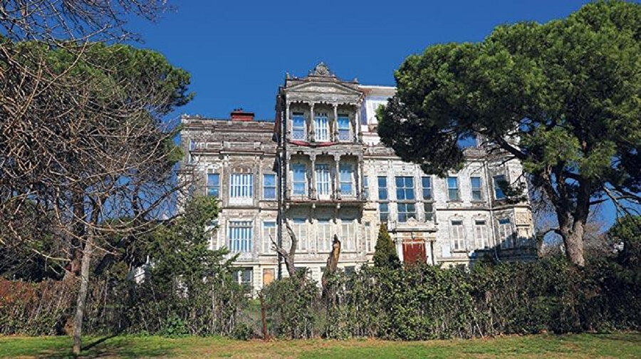 Arabaya binmeden eve son kez dönüp baktı kadın.