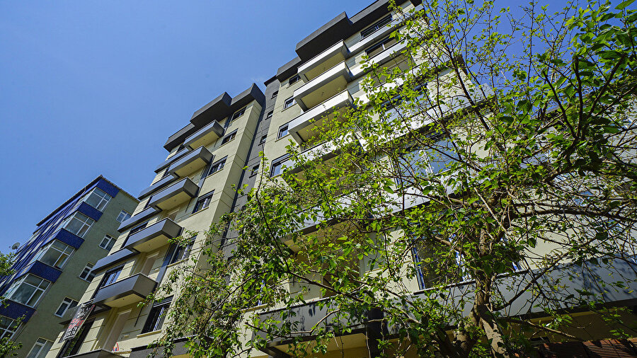 Bu apartman oğlundan Gülnaz Kadına hatıradır. Anısı bu mahallede hep canlı kalsın diye.