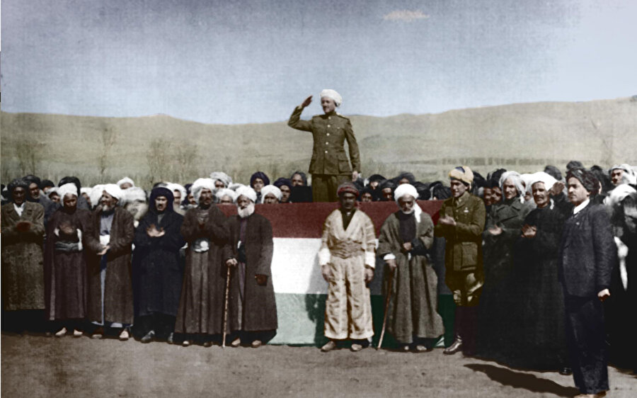 Kadı Muhammed, 22 Ocak 1946 günü Çarçıra Meydanı'nda, Mahabad Cumhuriyeti'nin kurulduğunu ilân etmişti.