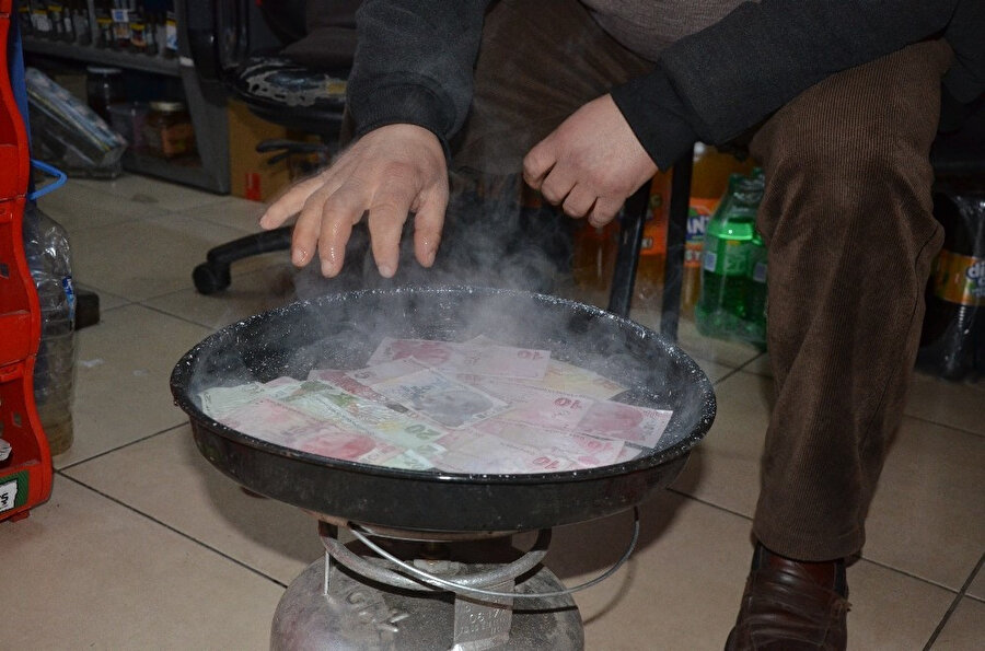 Ordulu esnaf, paraları kaynar suda kaynatırken