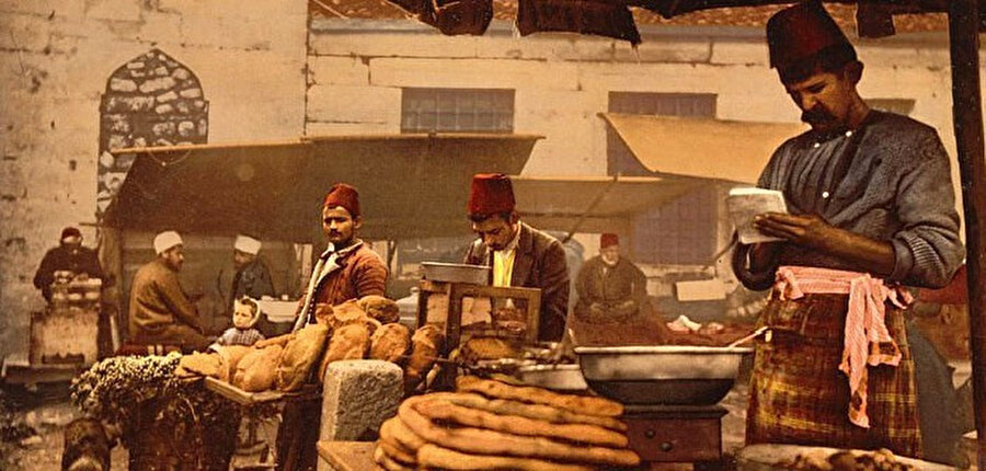 Ramazan sofraları için sıcak pideleri satan esnaf