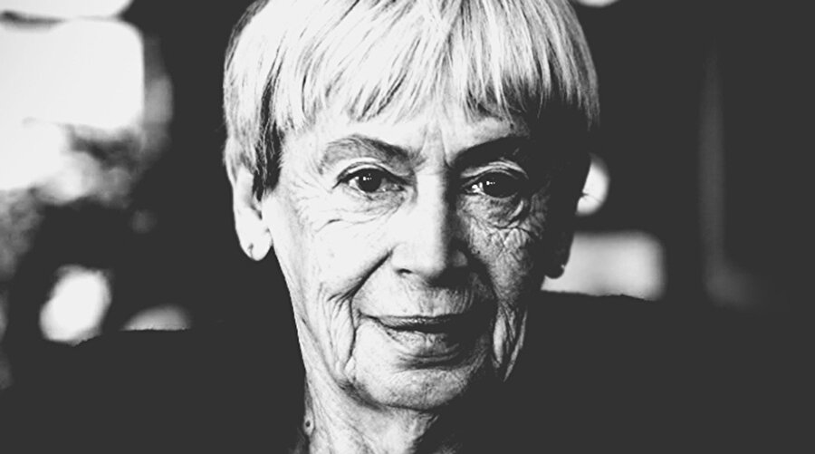 Le Guin müptelalarının hemen, diğer okurların ise çok ertelemeden Denizyolu’nu okuması gerekir diyebiliriz.