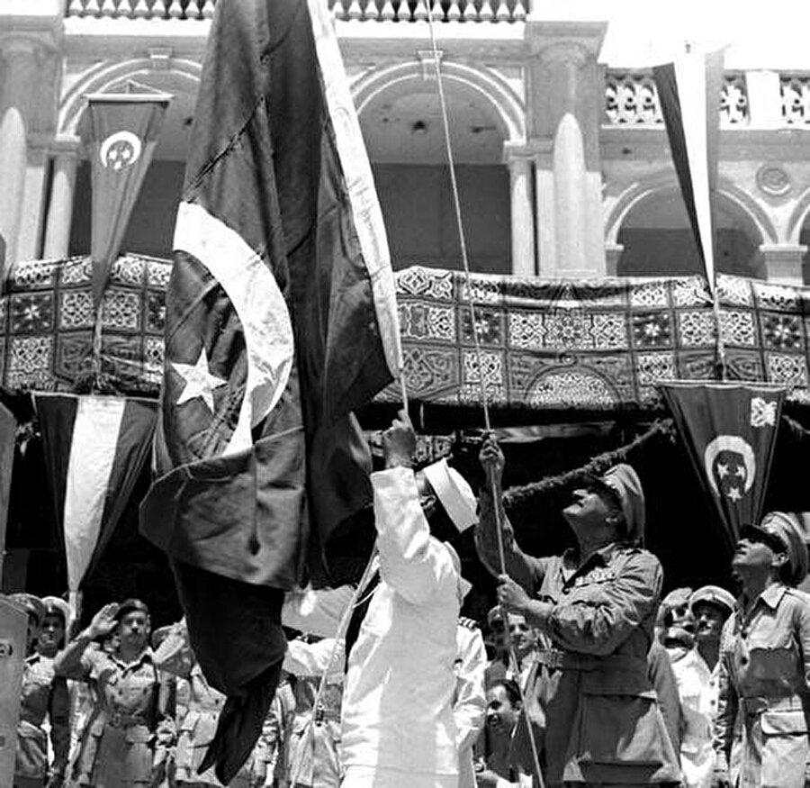  Son İngiliz birliğinin ülkeden çekilmesini kutlamak için Nâsır, Süveyş Kanalı yakınlarındaki Port Said kentinde Mısır bayrağını göndere çekiyor. 