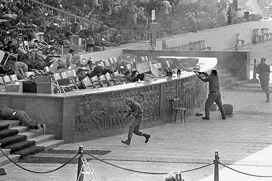 Mısır Cumhurbaşkanı Enver Sedat 1981'de Yom Kippur savaşının sekizinci yıldönümü kutlamaları sırasındaki askeri geçit töreninde suikasta uğradı.
