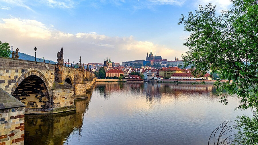 İstanbul'un kardeş şehri olan Prag, Şehirlerin Anası, Masal Şehri, Avrupa'nın Kalbi adlarıyla da bilinir. 