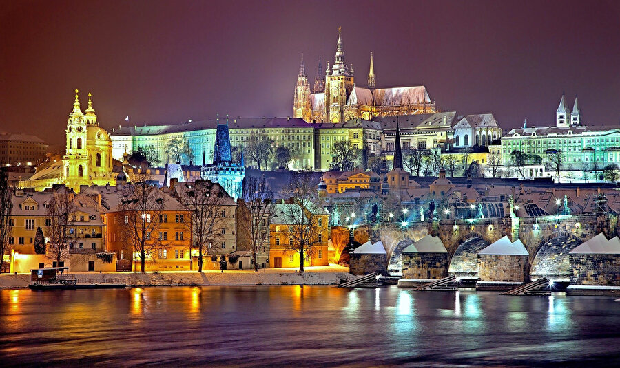 Şehrin parıldayan yapısı Prag kalesi.