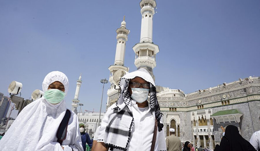 Yasaklar başlamadan önce Mescid-i Haram'da maskeyle ziyaretlerini sürdüren Müslümanlar.