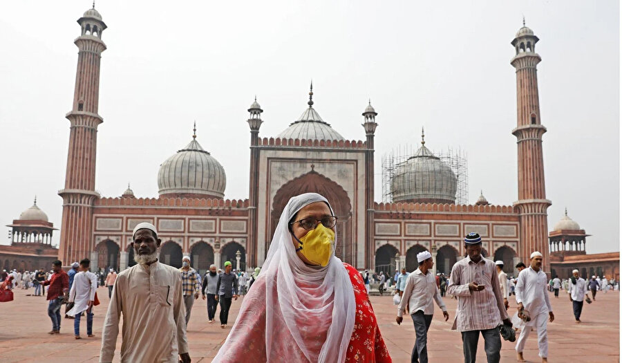Delhi Cuma Cami'sinde namaz çıkışı, maskeyle salgına karşı önlem almaya çalışan bir Müslüman.